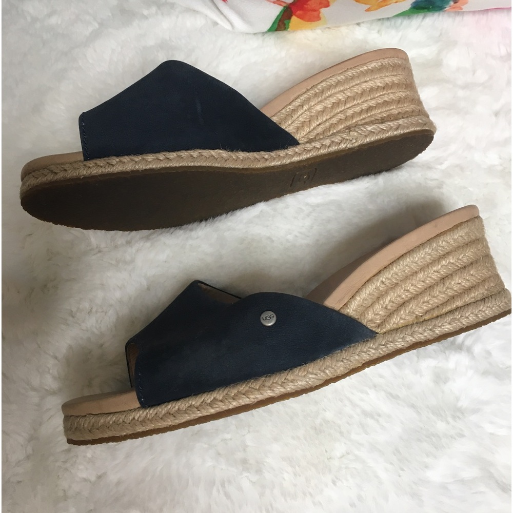 UGG sandalia Size 6
